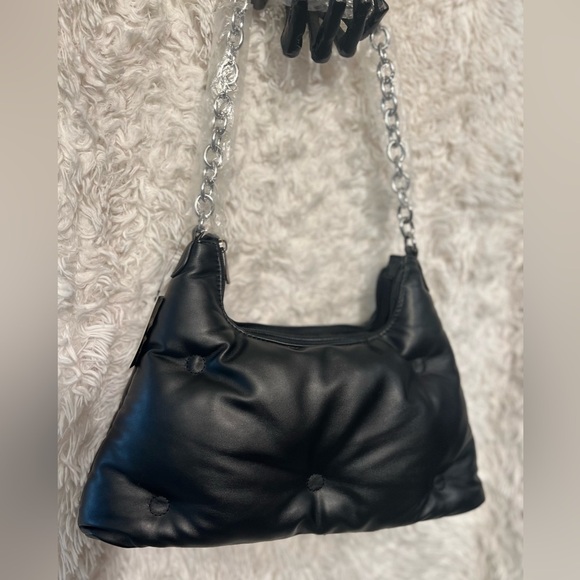 🖤NWT-FOREVER 21 Quilted Black Faux Leather Shoulder Bag W/ Silver chain strap🖤 - Picture 6 of 14